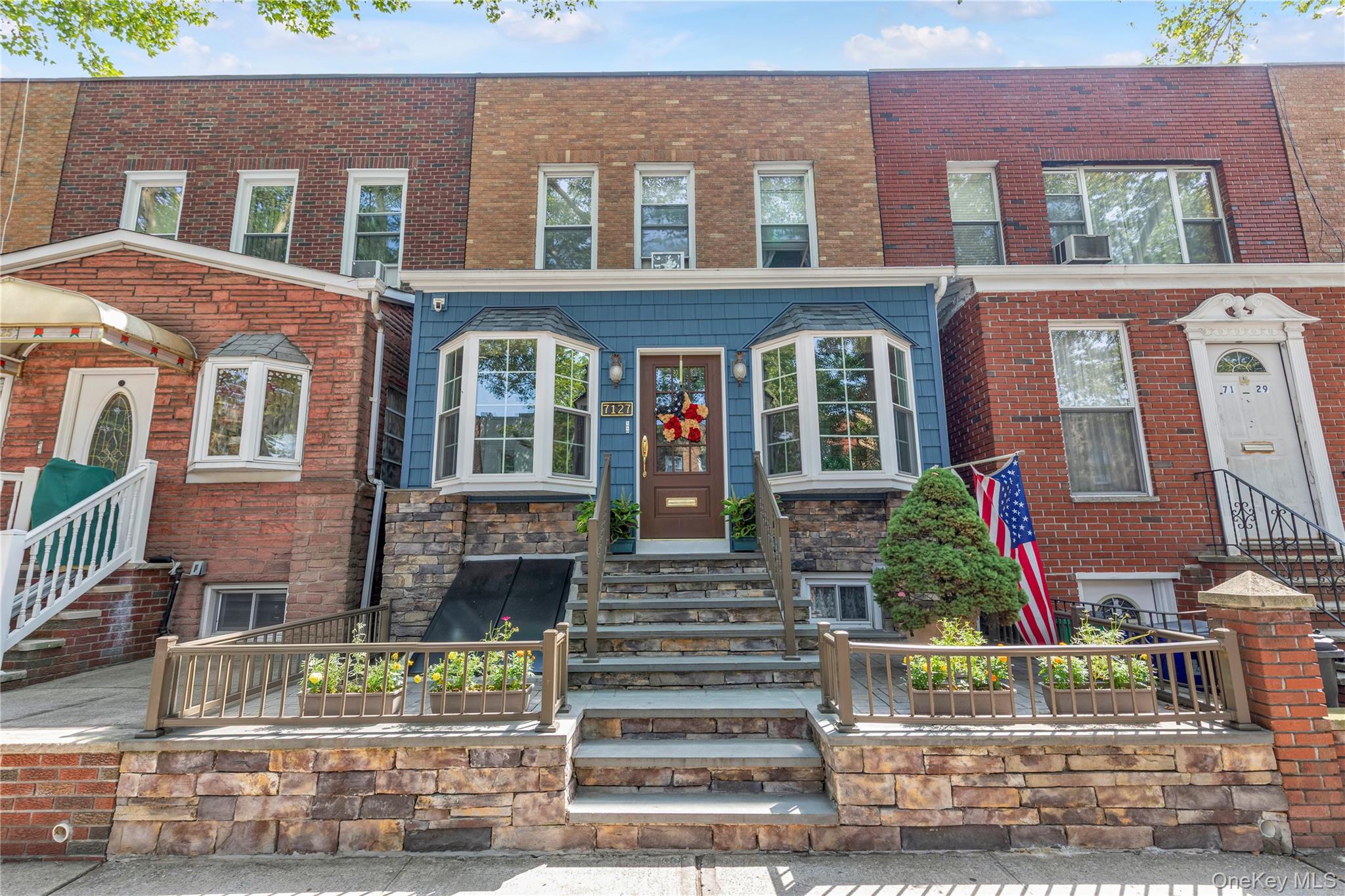 71 27 68th St, Glendale, NY 11385