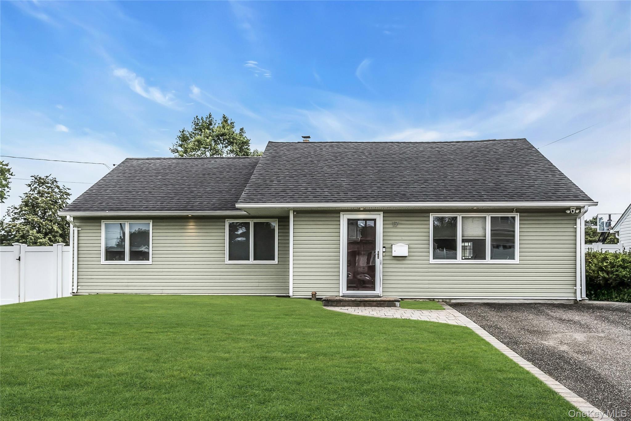 17 Blanche St, Plainview, NY 11803