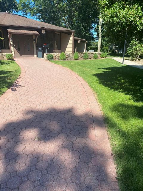 Condominium in Ridge NY 195 E Newcastle Court.jpg