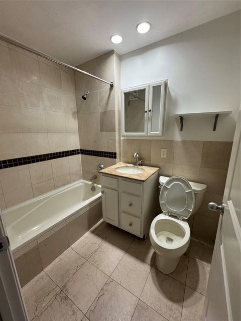 Condominium in Briarwood NY 143-41 84th Drive #1A 4.jpg