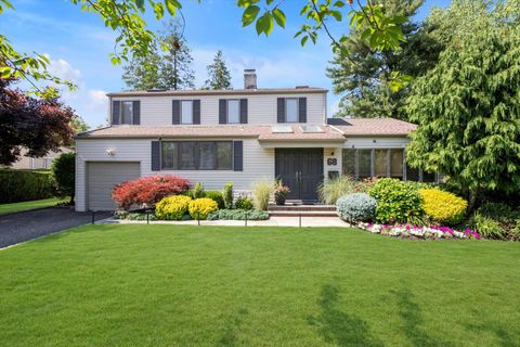Single Family Residence in Albertson NY 68 Argyle Road.jpg