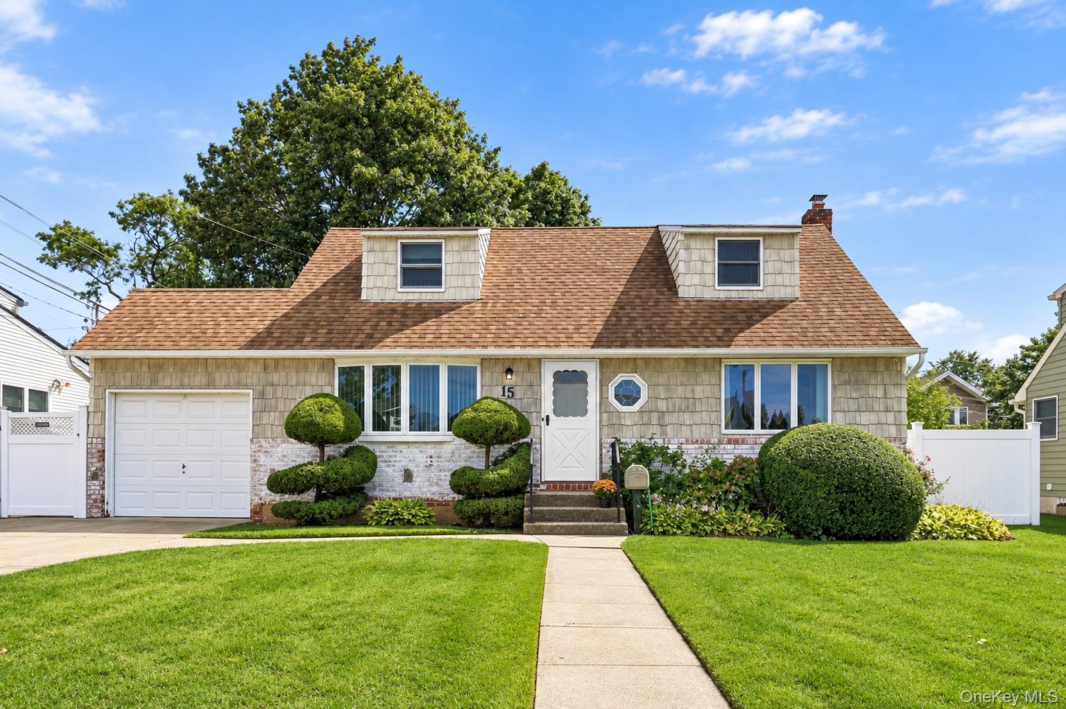 15 Scholl Dr, Farmingdale, NY 11735