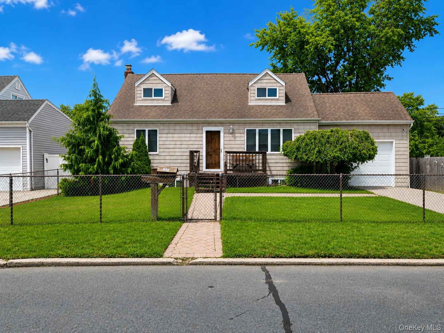 956 Hamilton Ave, Lindenhurst, NY 11757