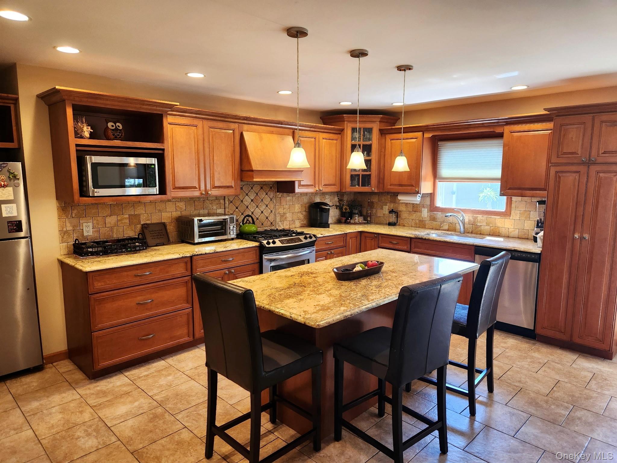 956 N Hamilton Ave, Lindenhurst, NY 11757 photo