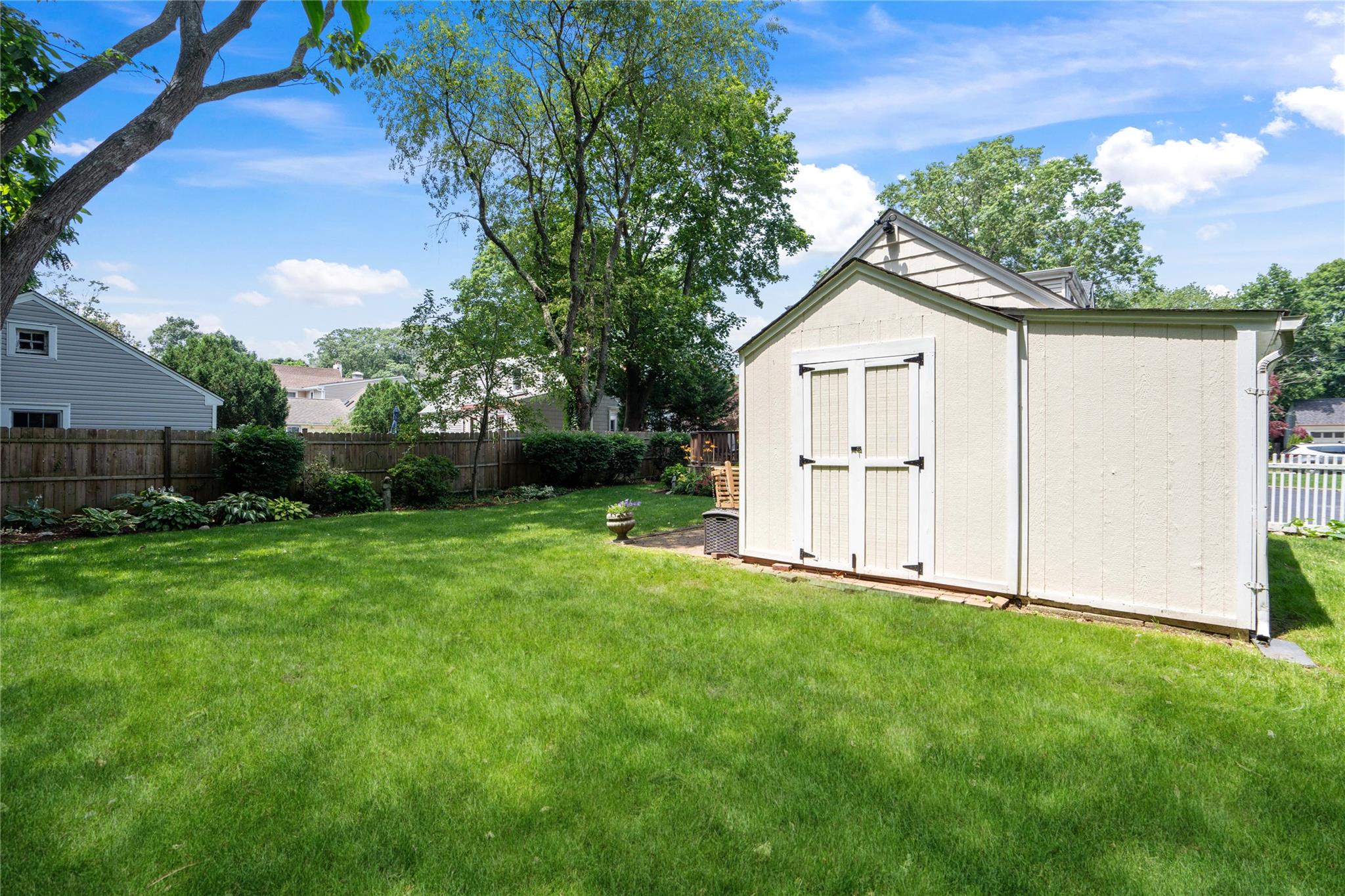Single Family Residence in Wantagh NY 3160 Birch Place 33.jpg