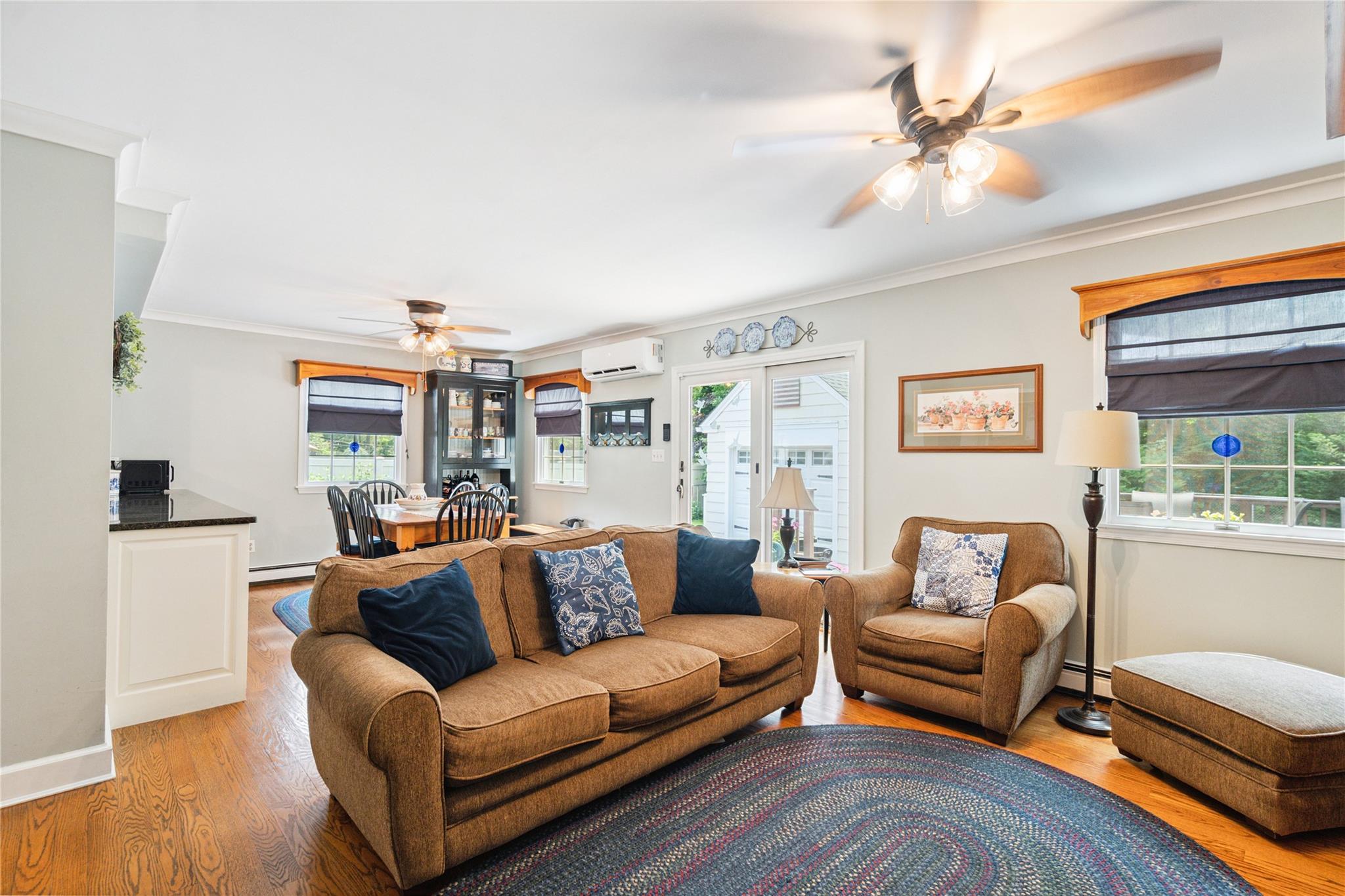 Single Family Residence in Wantagh NY 3160 Birch Place 16.jpg