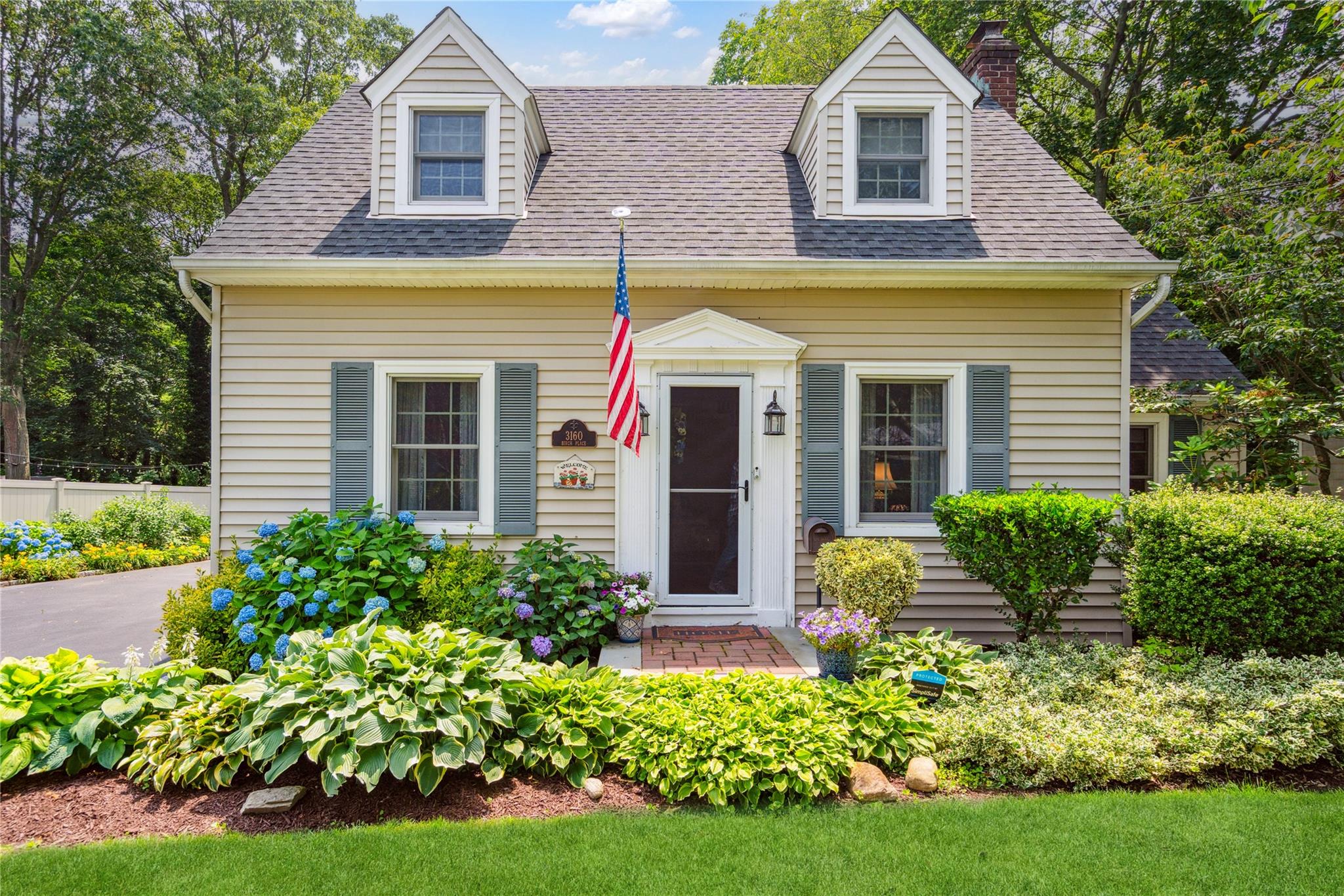 Single Family Residence in Wantagh NY 3160 Birch Place 0.jpg