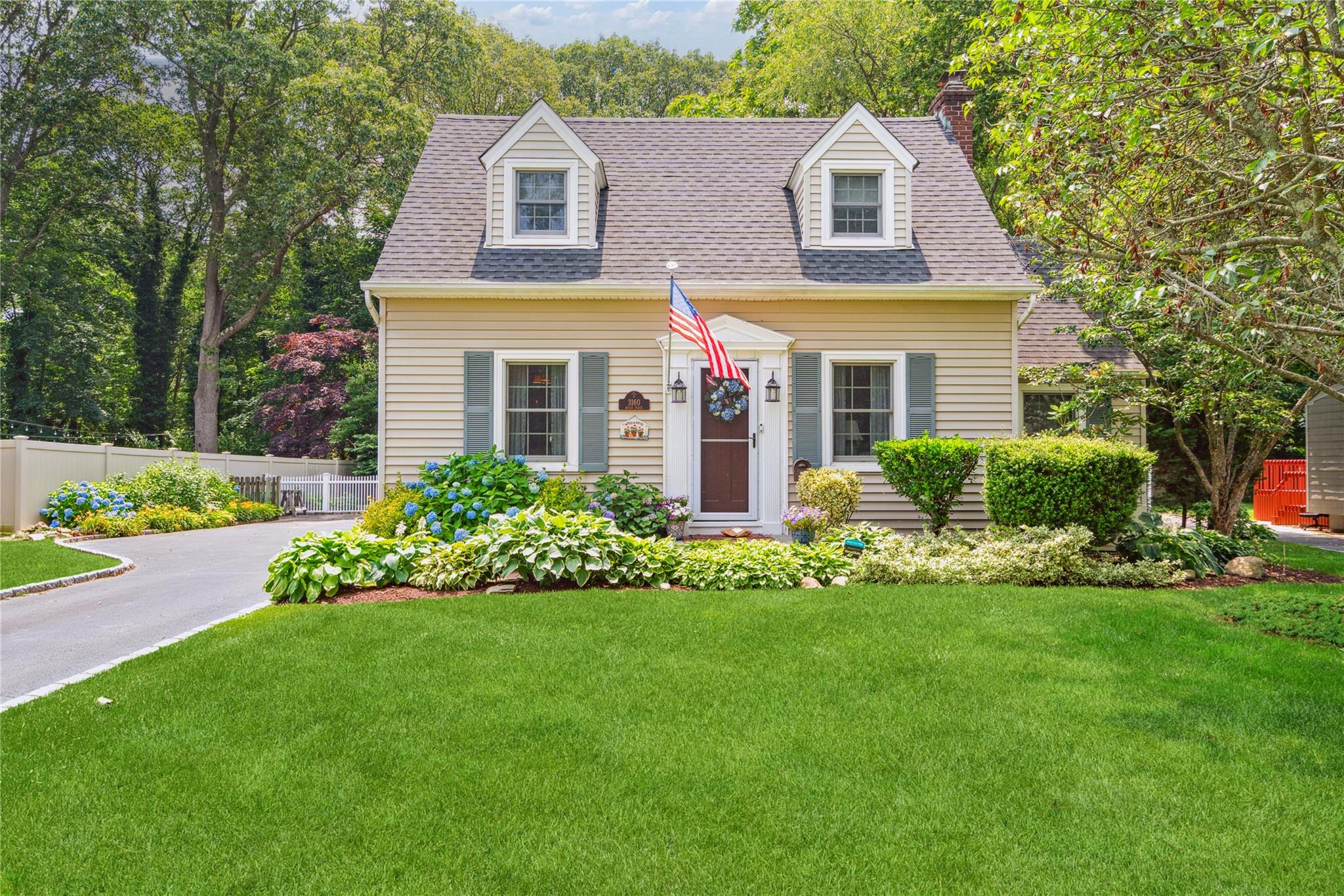 Single Family Residence in Wantagh NY 3160 Birch Place 1.jpg