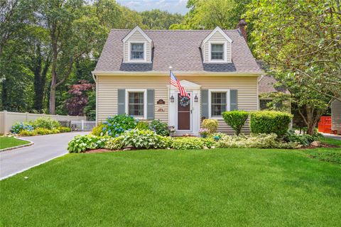 Single Family Residence in Wantagh NY 3160 Birch Place 1.jpg