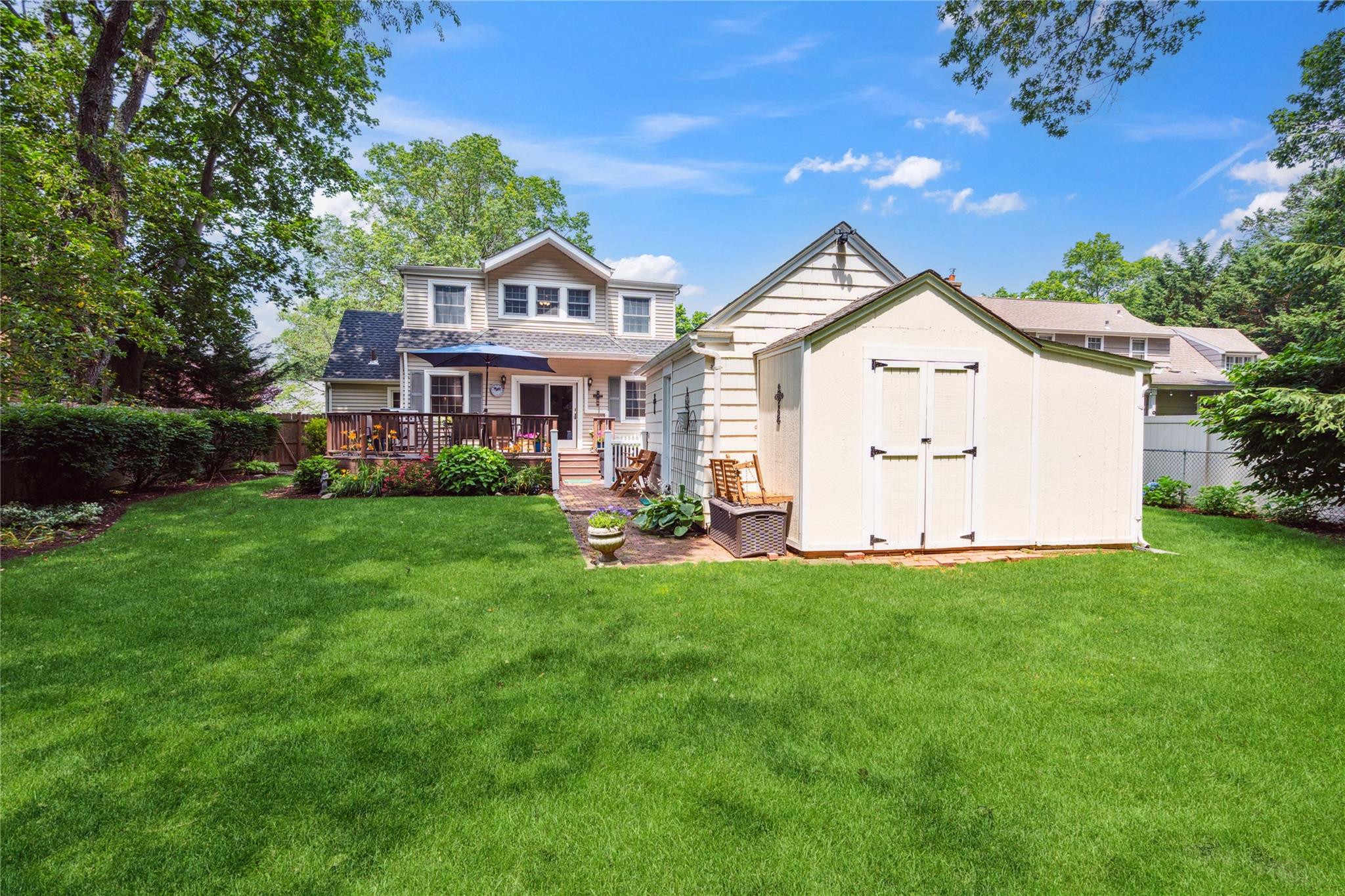 Single Family Residence in Wantagh NY 3160 Birch Place 32.jpg