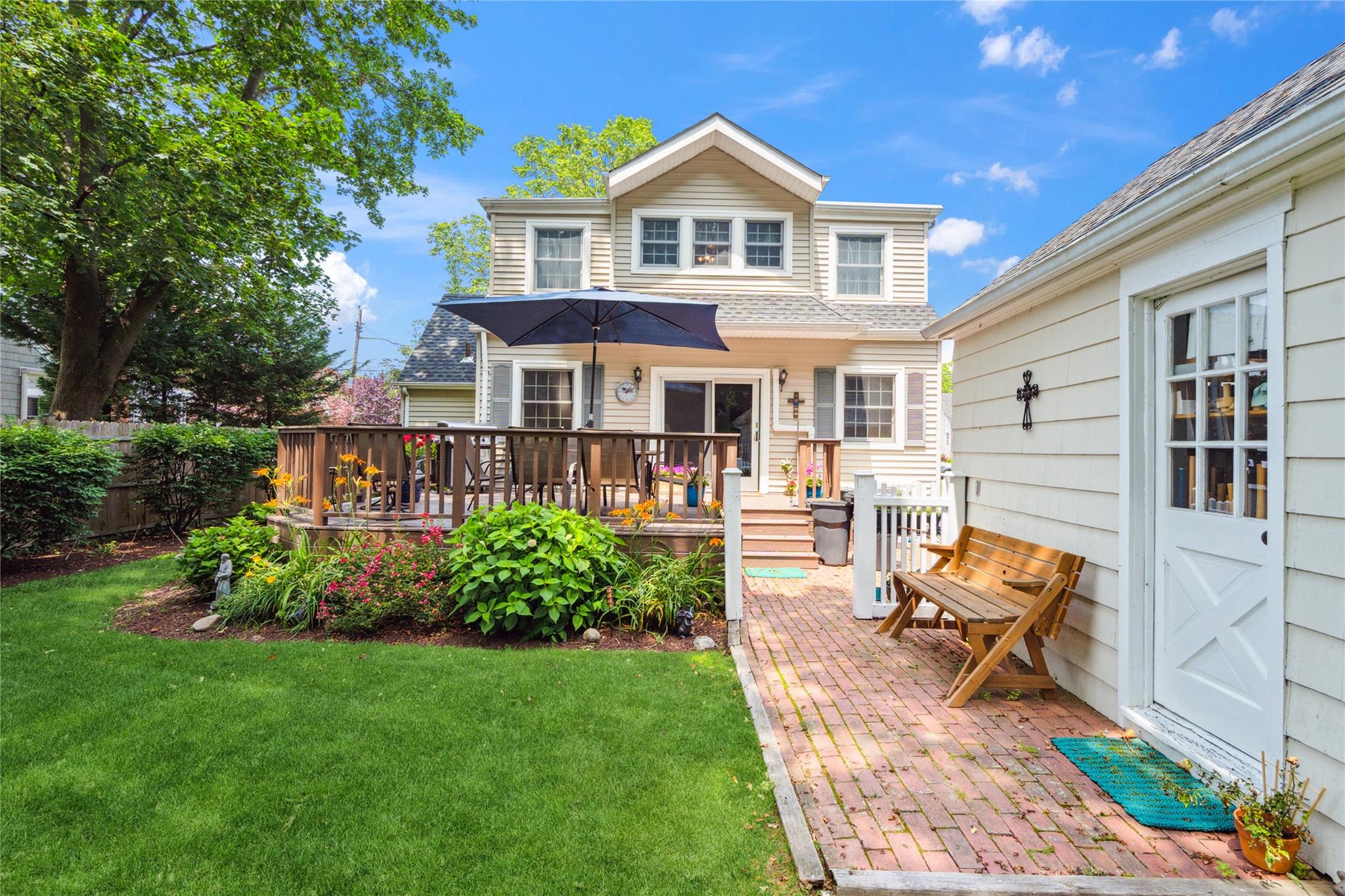 Single Family Residence in Wantagh NY 3160 Birch Place 34.jpg