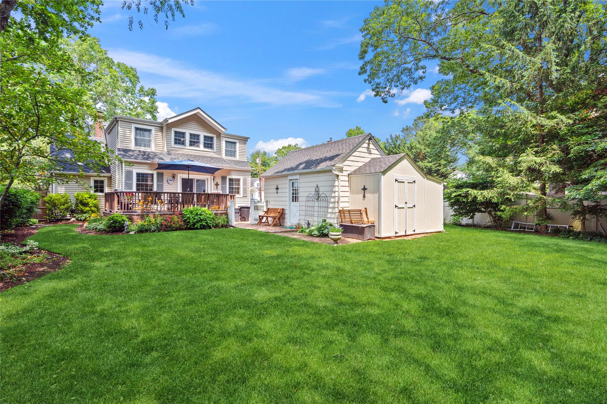 Single Family Residence in Wantagh NY 3160 Birch Place 31.jpg