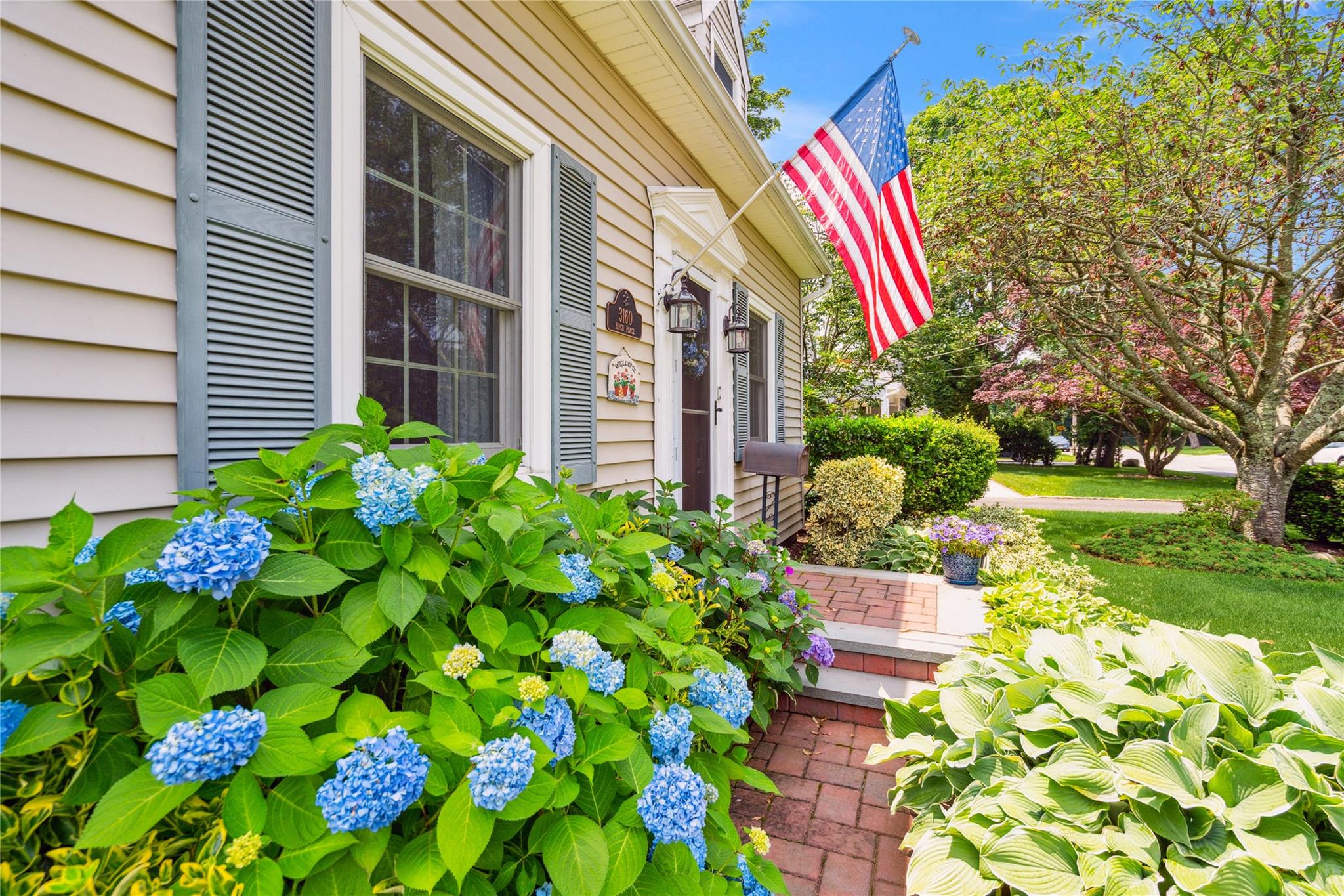 Single Family Residence in Wantagh NY 3160 Birch Place 2.jpg