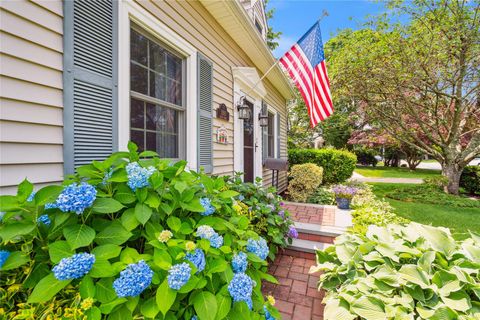 Single Family Residence in Wantagh NY 3160 Birch Place 2.jpg