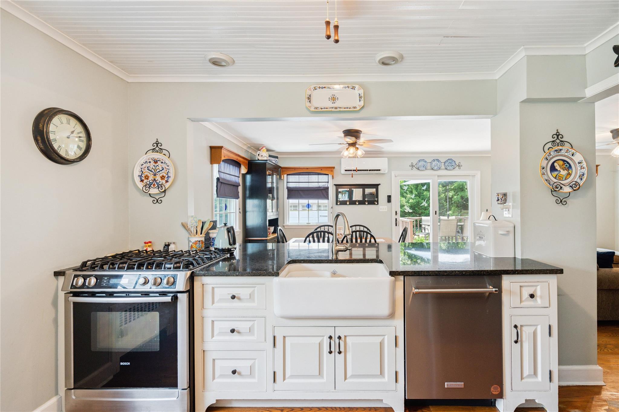 Single Family Residence in Wantagh NY 3160 Birch Place 8.jpg