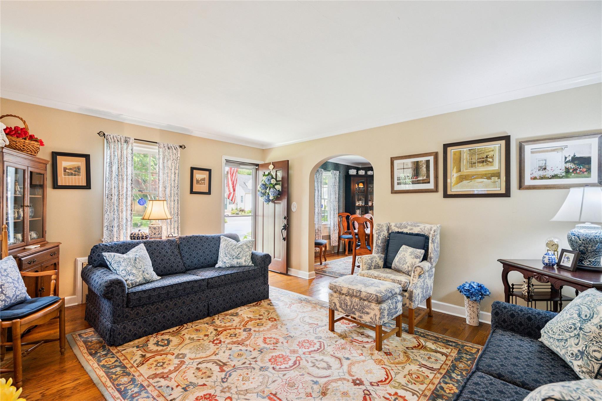 Single Family Residence in Wantagh NY 3160 Birch Place 4.jpg