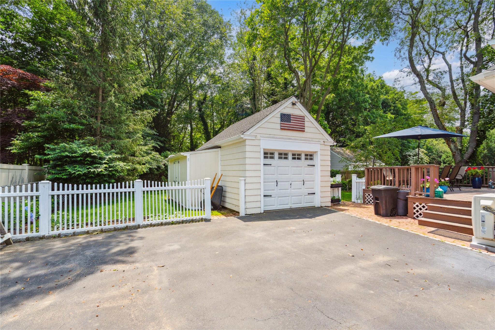 Single Family Residence in Wantagh NY 3160 Birch Place 35.jpg