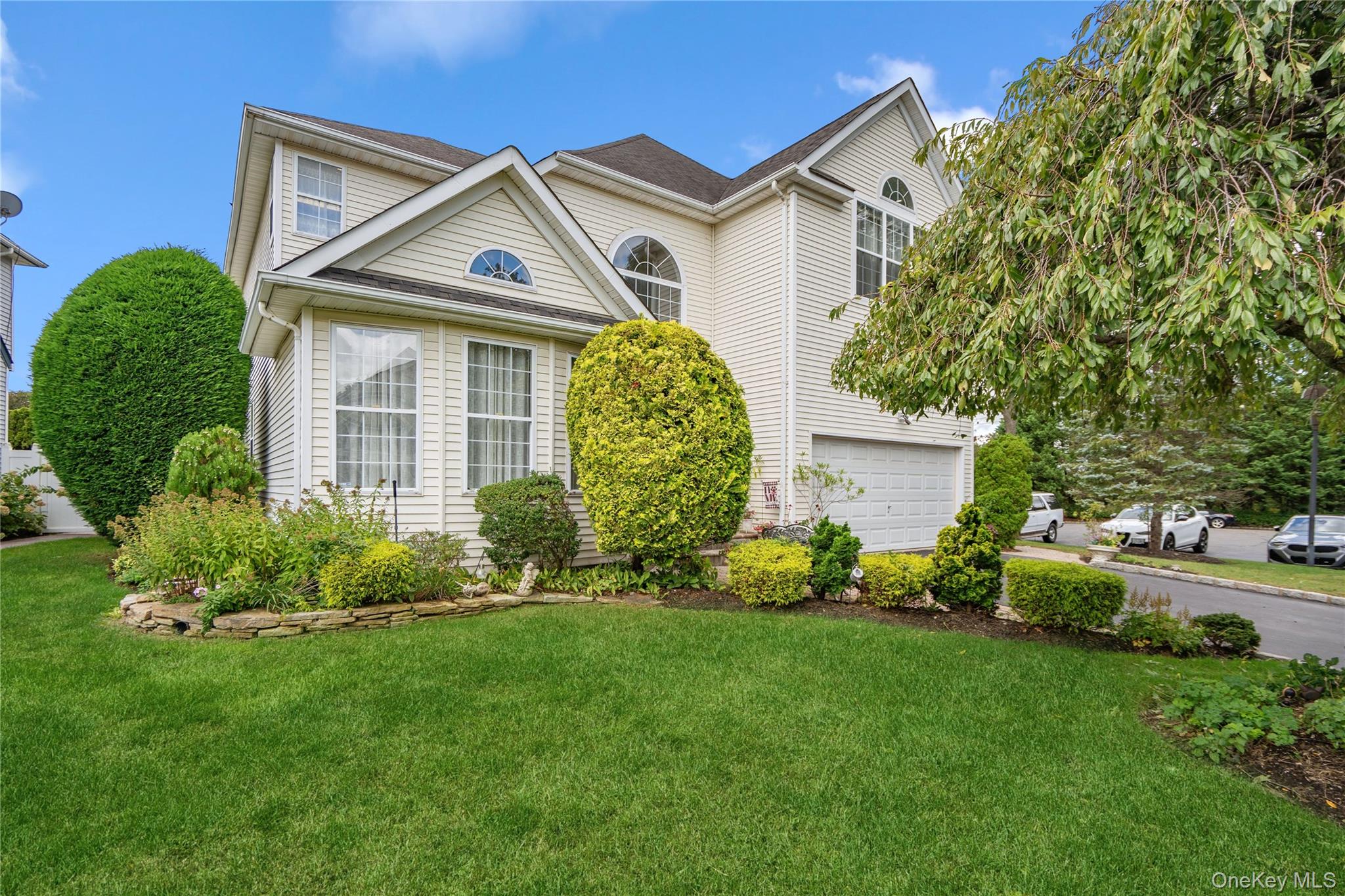 107 Hazelnut Ct, Melville, NY 11747
