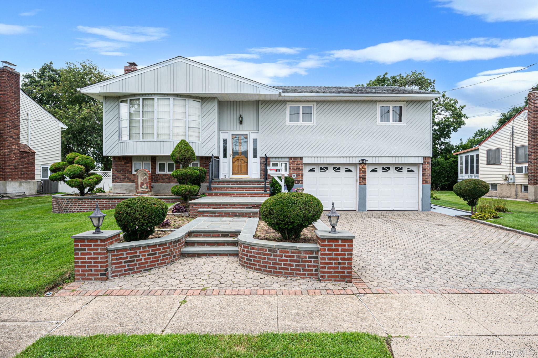 21 Page Dr, Hicksville, NY 11801