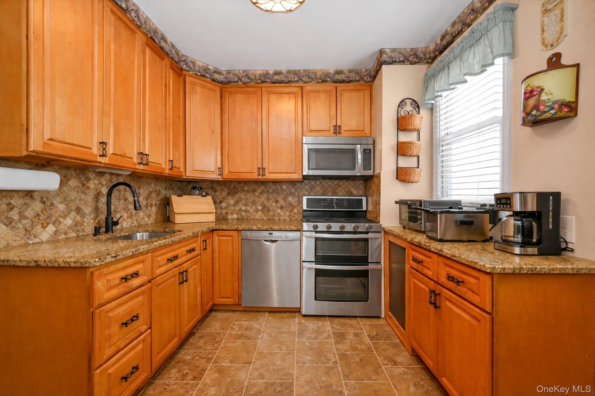 78 33 64th St, Glendale, NY 11385 photo