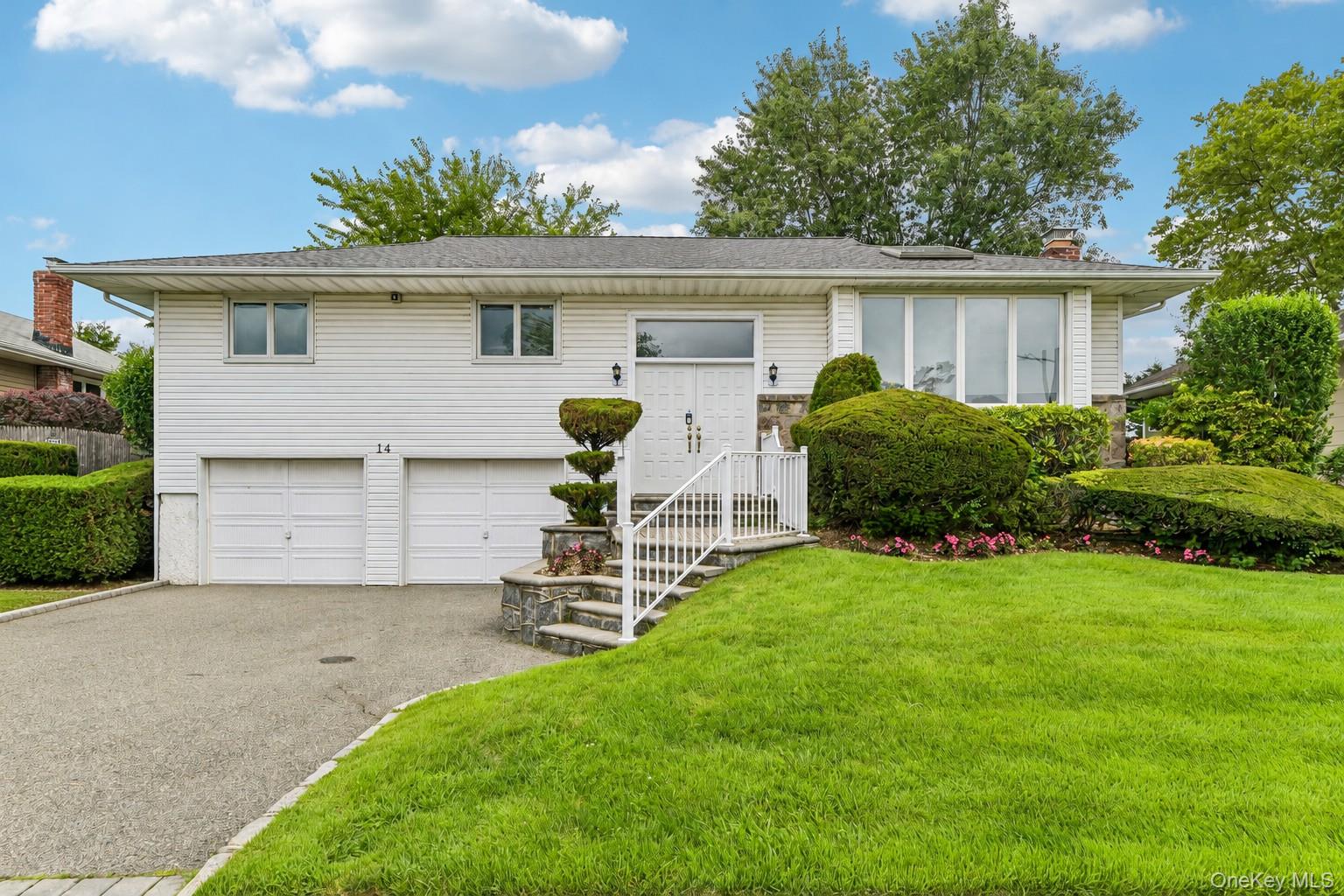 14 Gloria Pl, Plainview, NY 11803