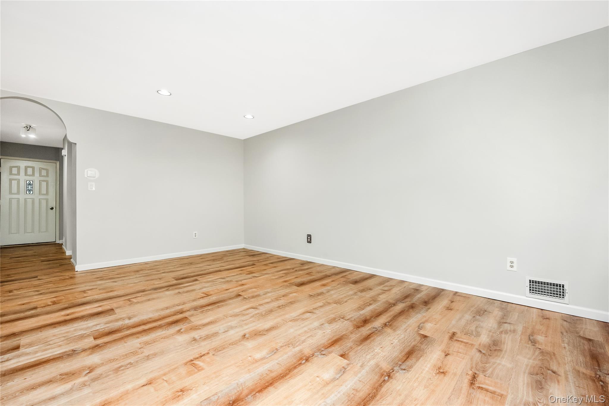 14 Victorian Ct, Huntington, NY 11743 photo
