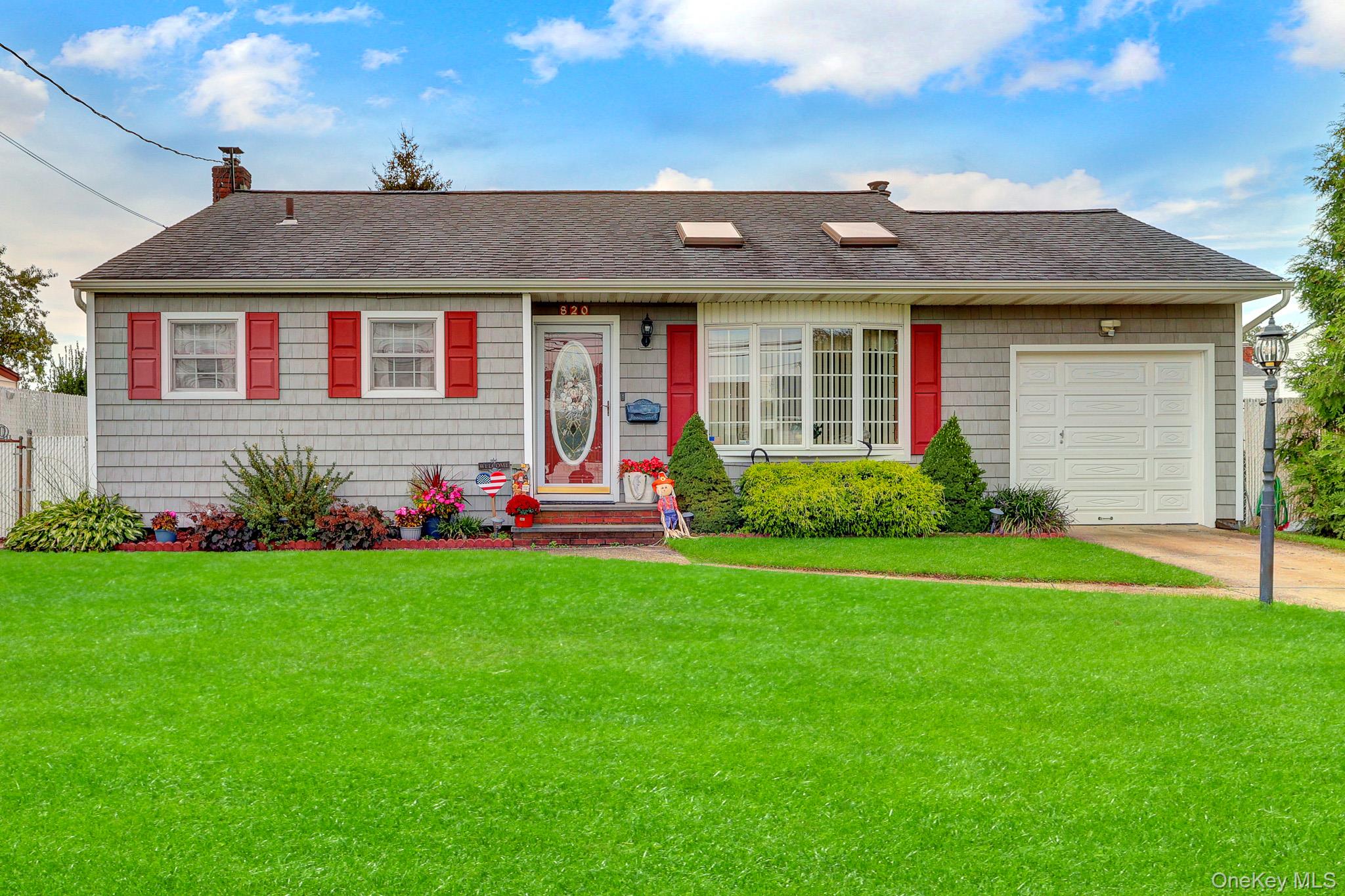 820 Hamilton Ave, Lindenhurst, NY 11757