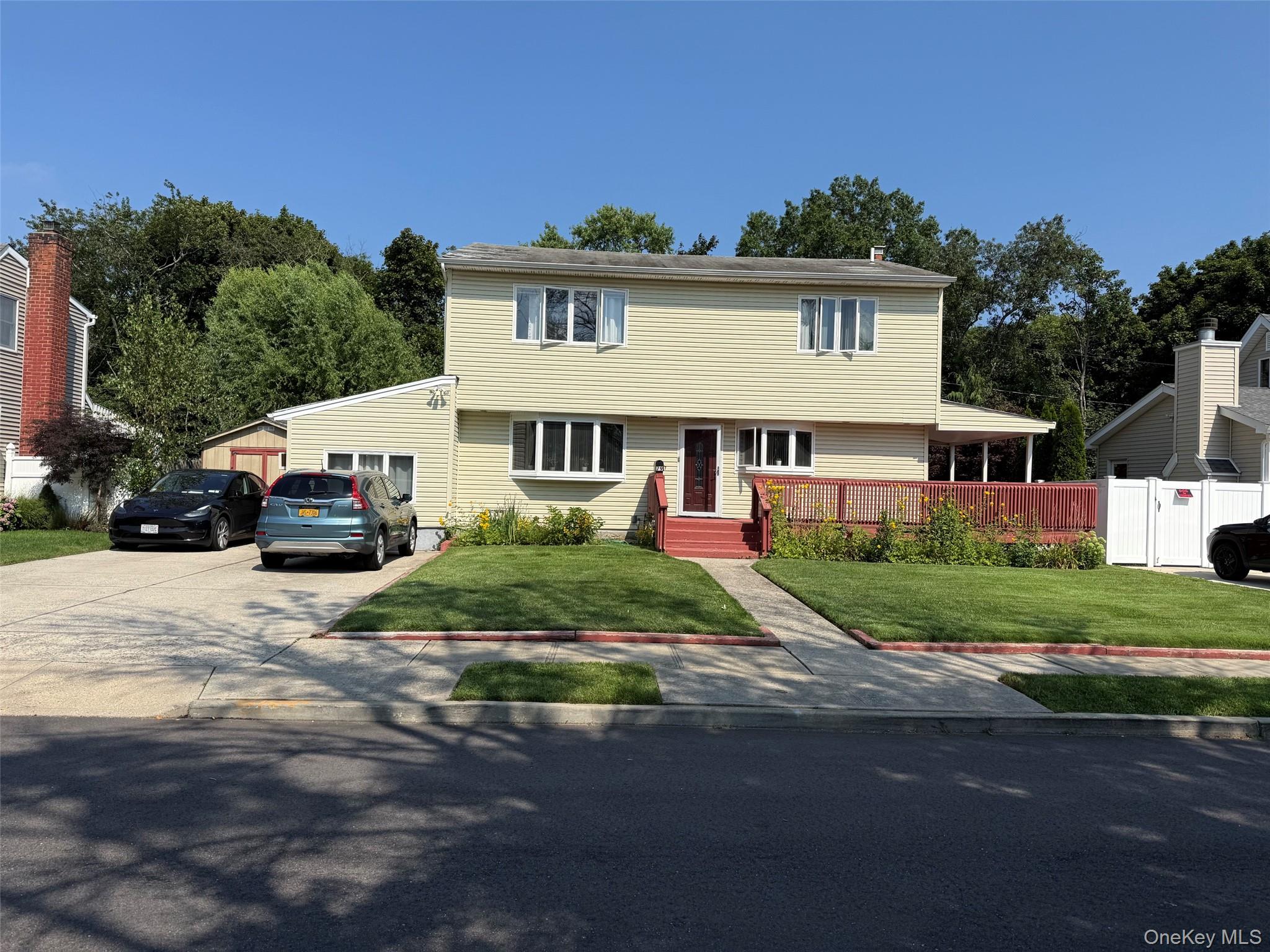 79 Elizabeth Dr, Bethpage, NY 11714