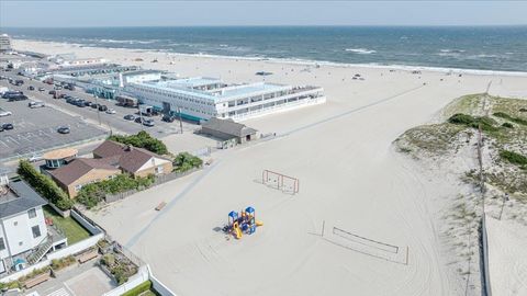 Single Family Residence in Atlantic Beach NY 2 Bridge Plaza #4 31.jpg