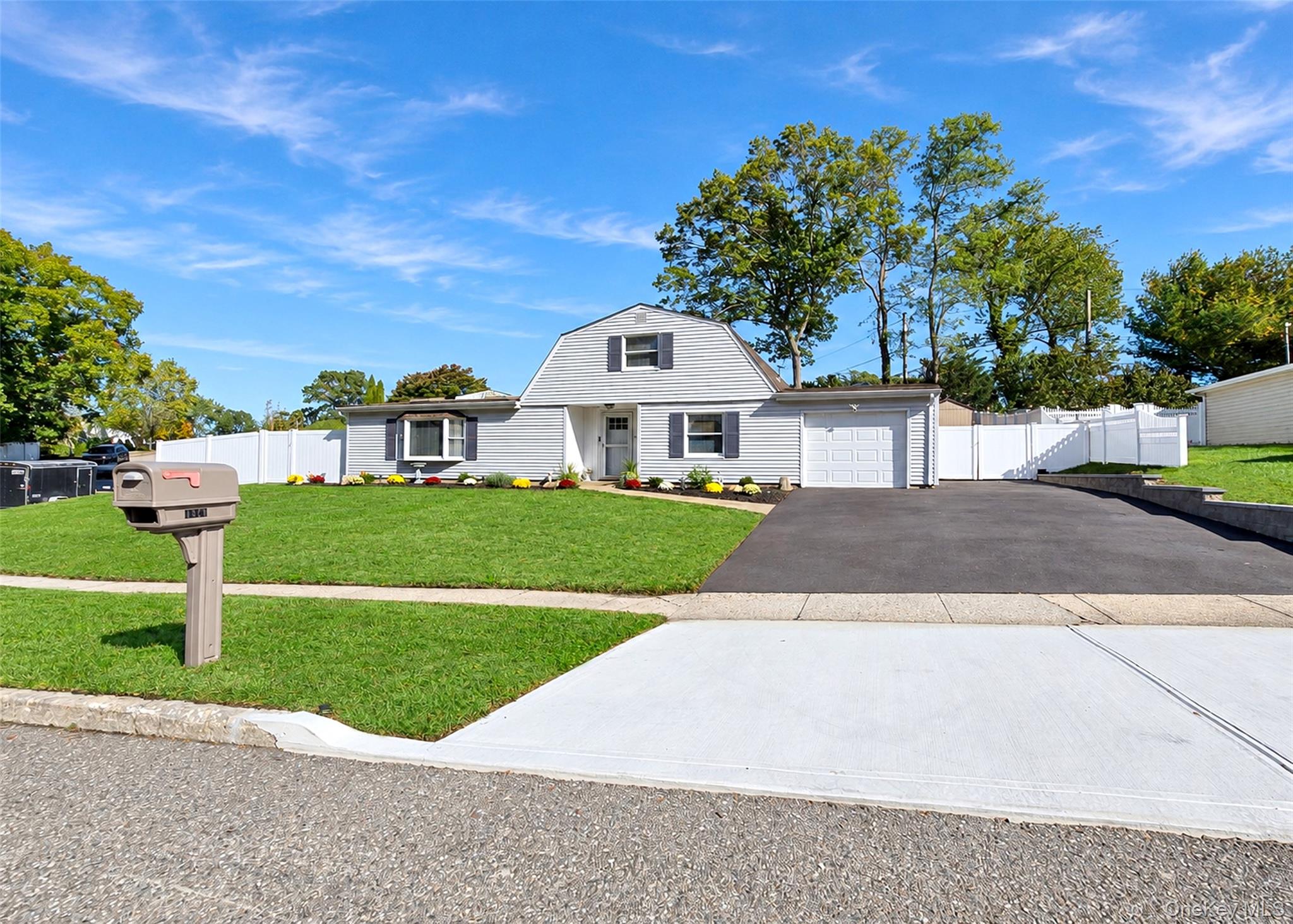 1343 Waverly Ave, Farmingville, NY 11738