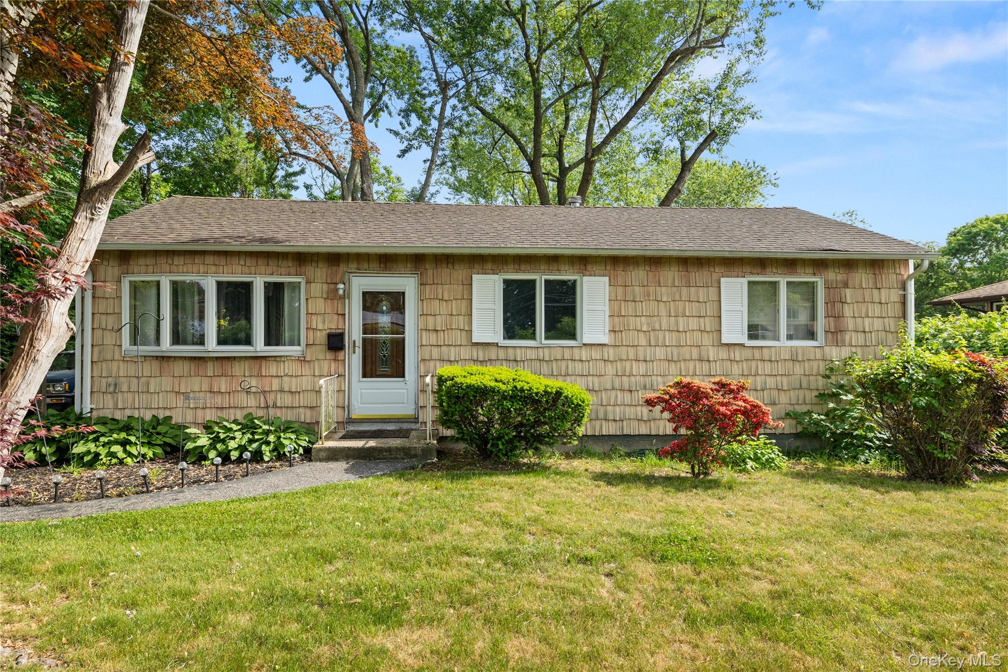 70 Lakeland St, Bay Shore, NY 11706