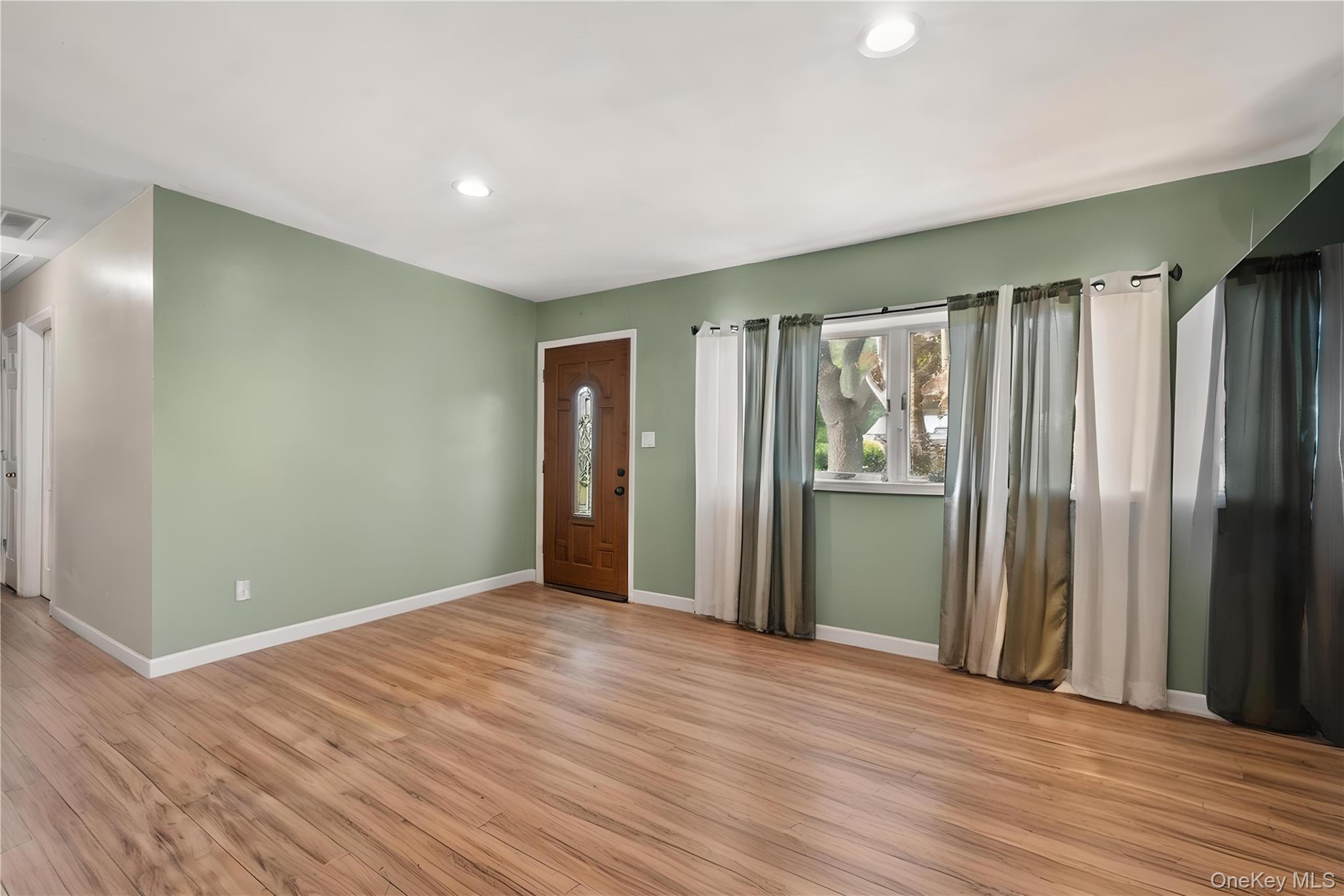 70 E Lakeland St, Bay Shore, NY 11706 photo