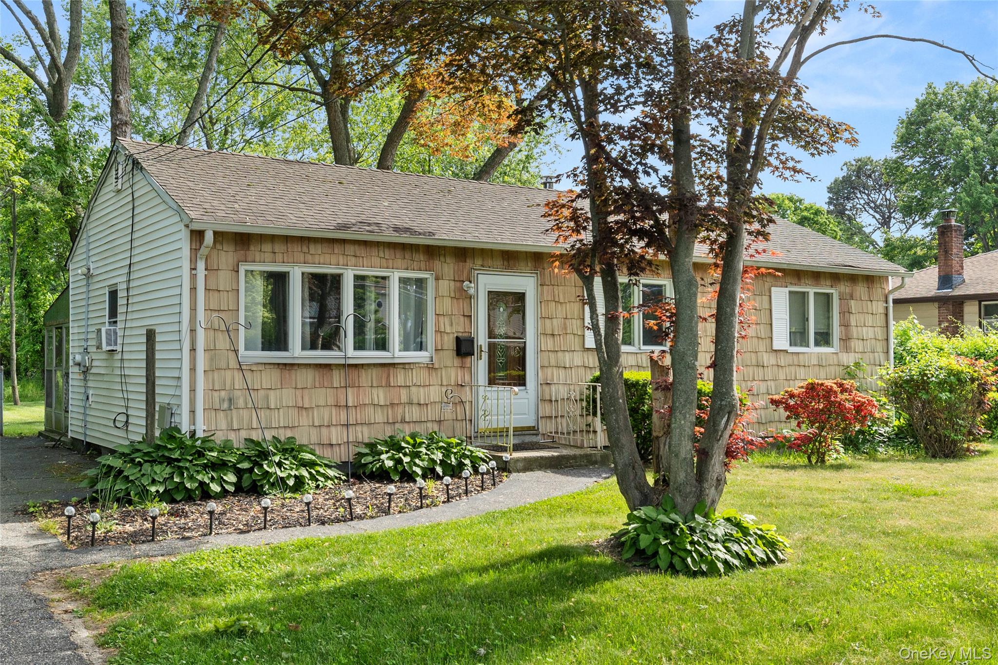 70 E Lakeland St, Bay Shore, NY 11706 photo