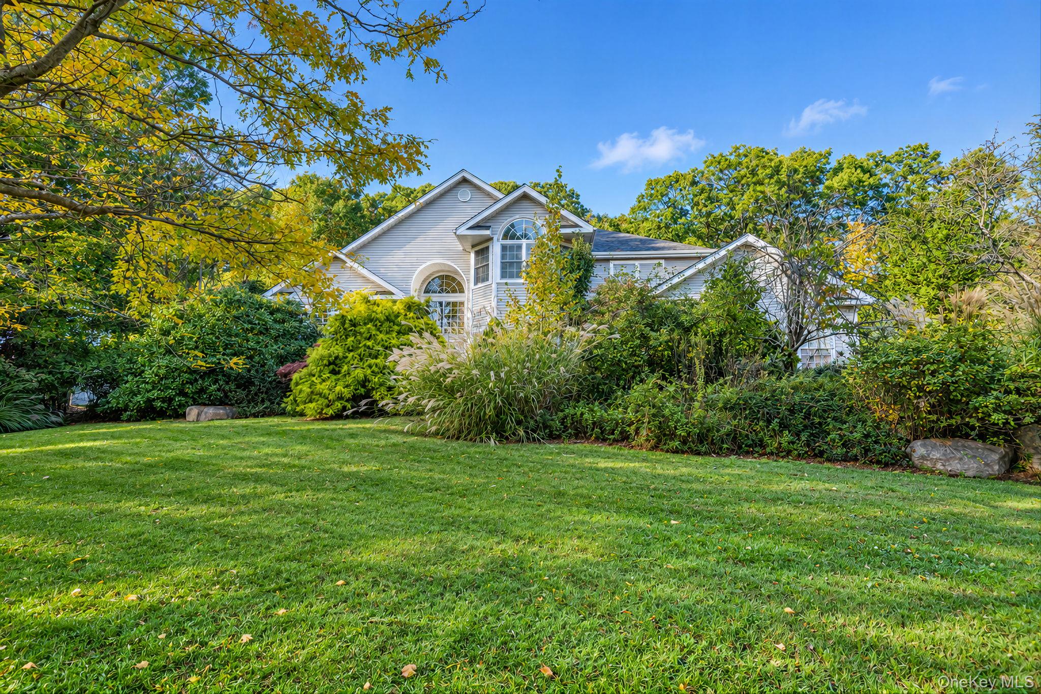 9 Cobbler Ln, East Setauket, NY 11733