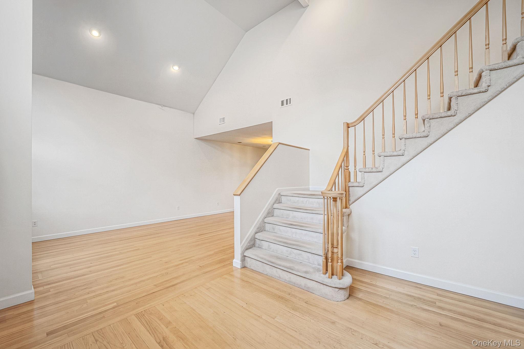 9 Cobbler Ln, East Setauket, NY 11733 photo