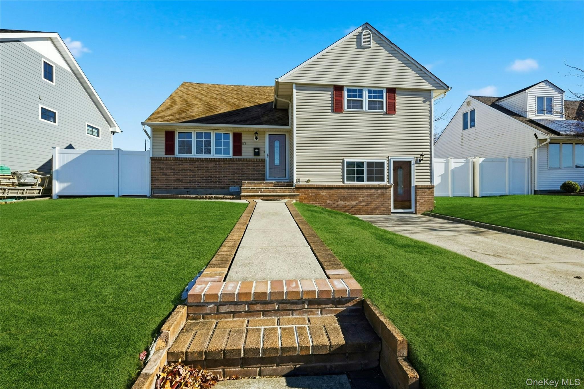 123 Fordham Rd, Hicksville, NY 11801