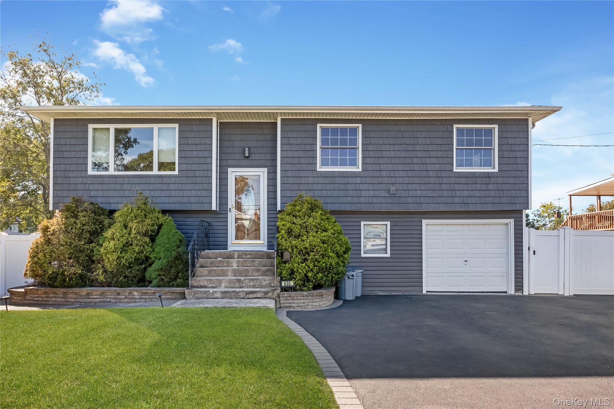 655 Molloy St, Copiague, NY 11726 photo