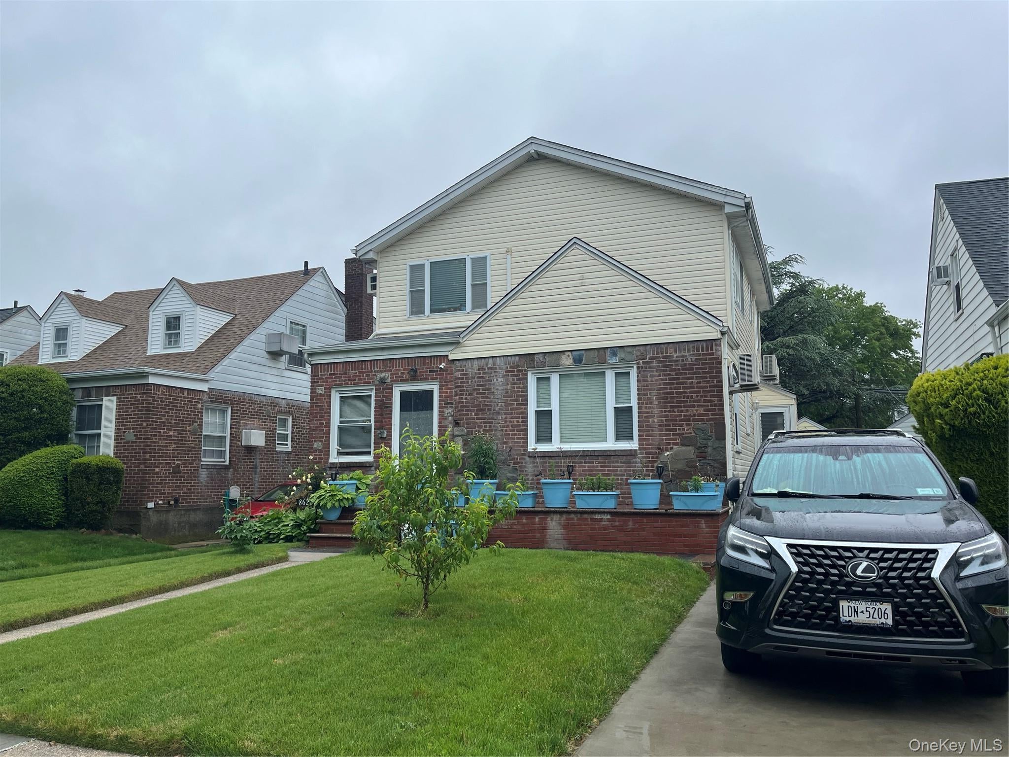 8622 251st St, Bellerose, NY 11426