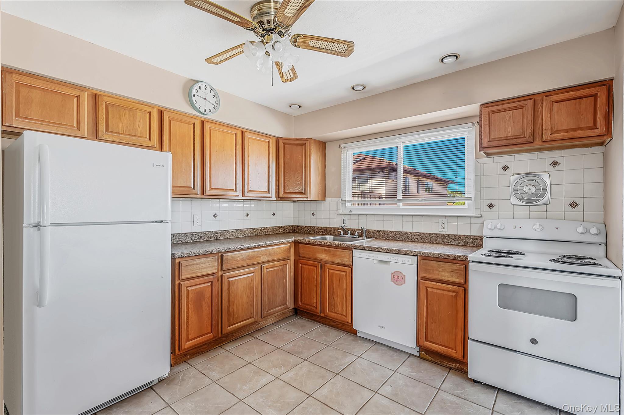233 E Alhambra Ave, Lindenhurst, NY 11757 photo