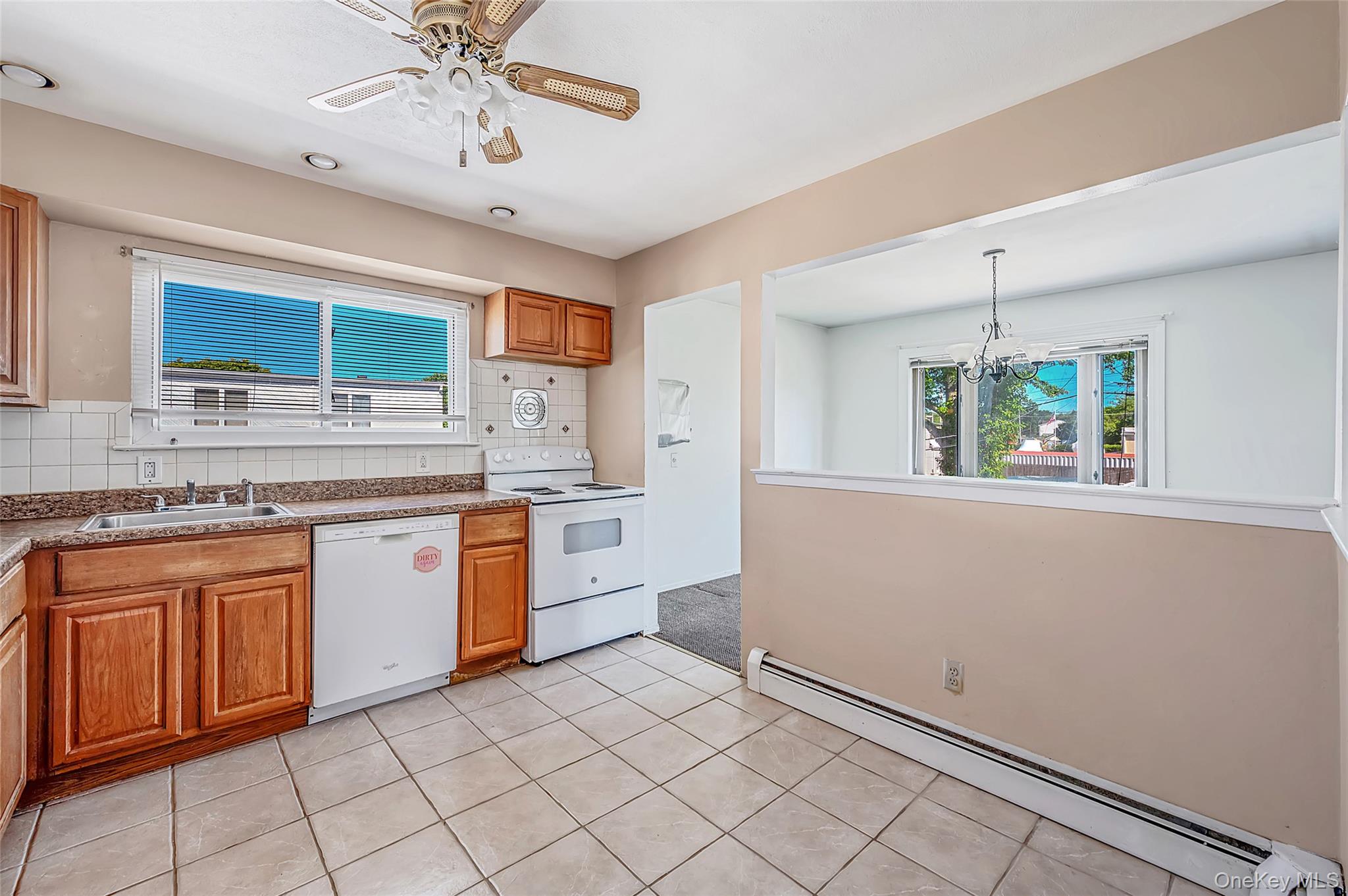 233 E Alhambra Ave, Lindenhurst, NY 11757 photo