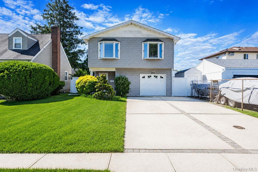 233 Alhambra Ave, Lindenhurst, NY 11757