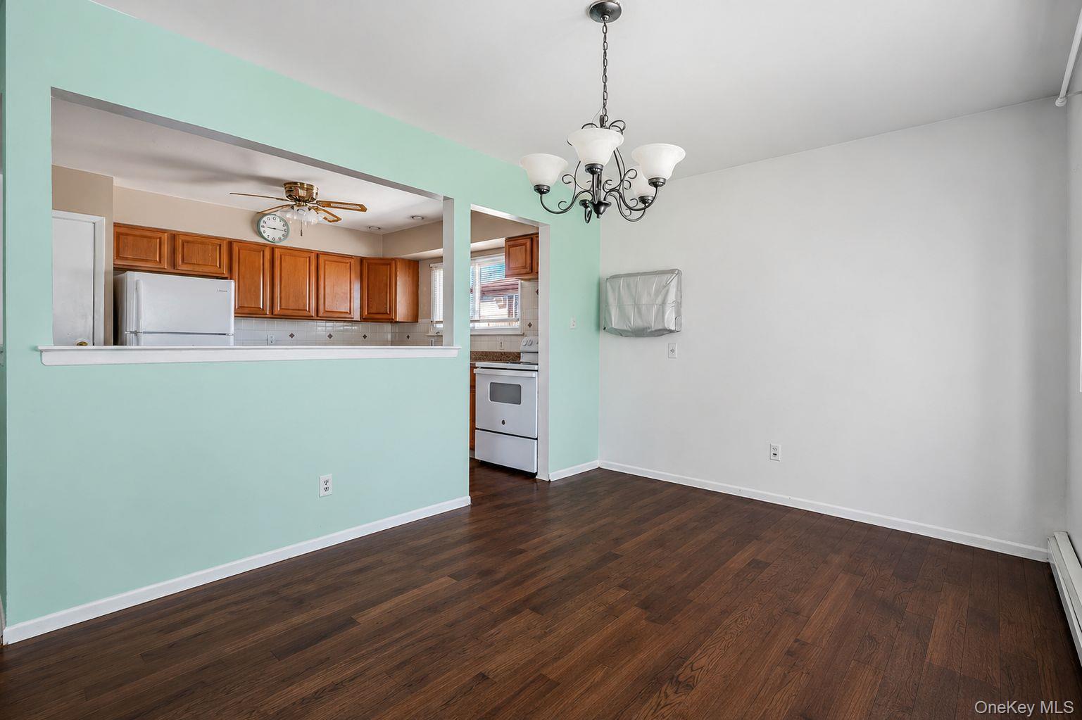 233 E Alhambra Ave, Lindenhurst, NY 11757 photo