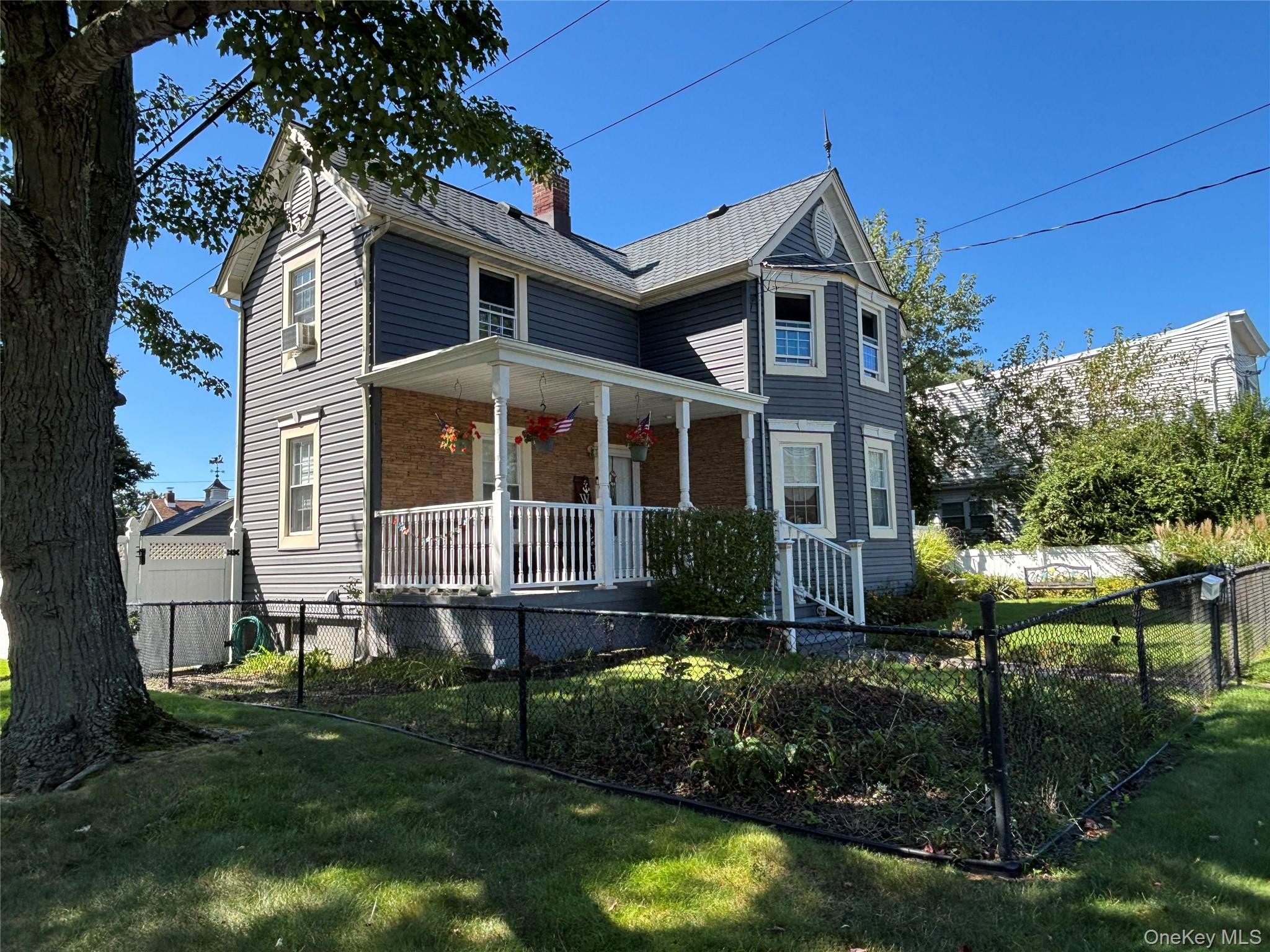197 7th St, Lindenhurst, NY 11757