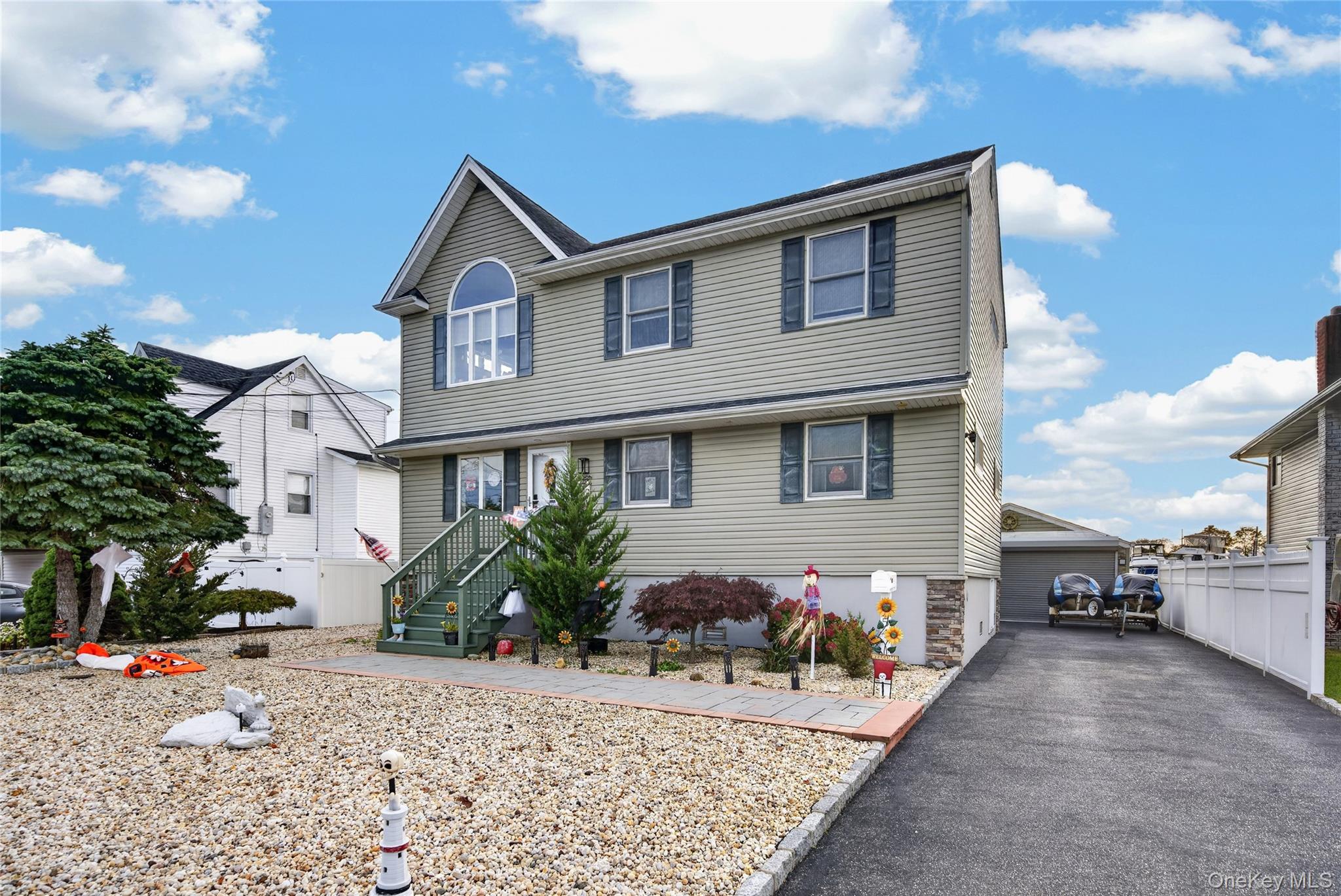 254 Shore Rd, Lindenhurst, NY 11757