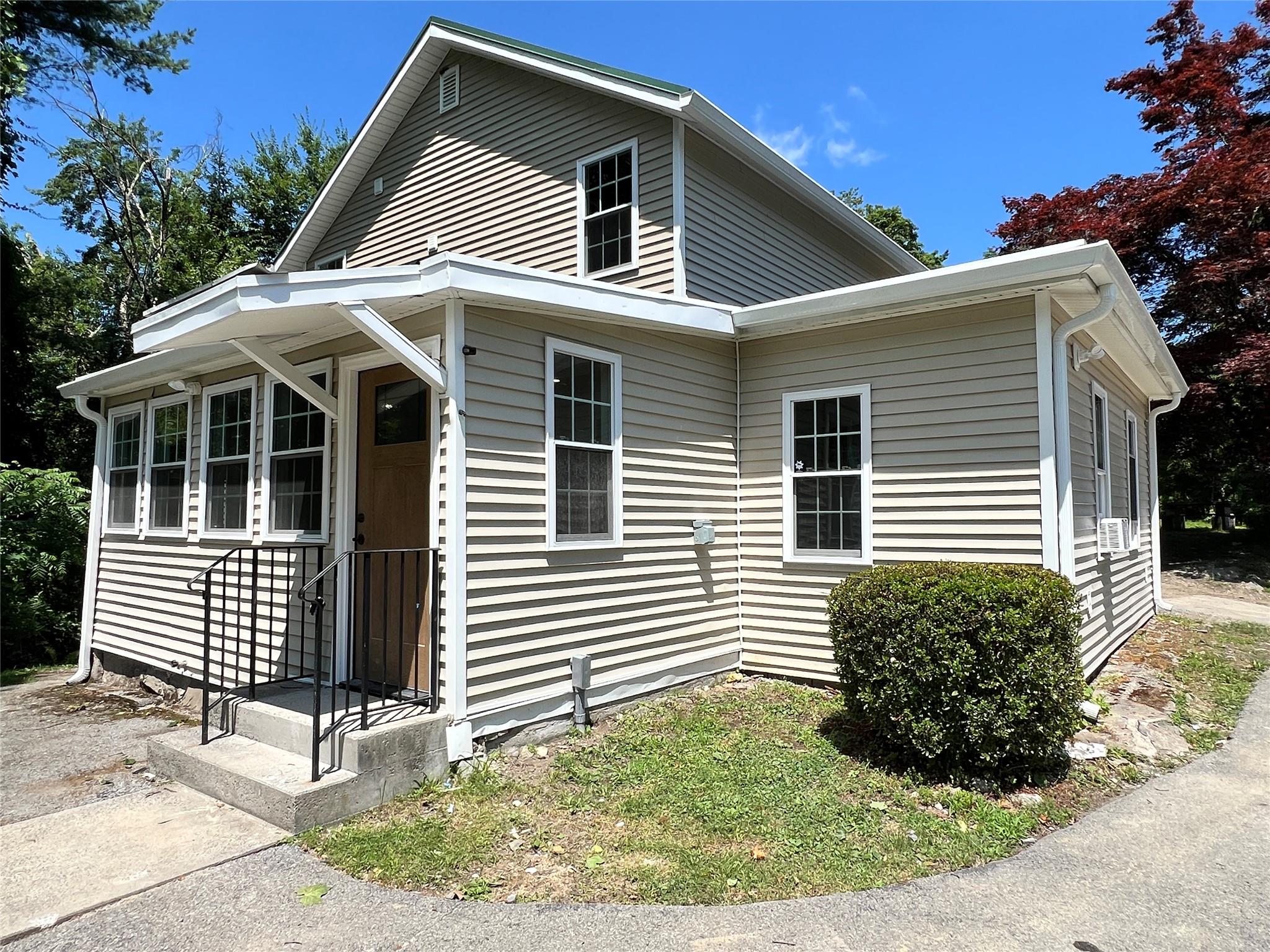 Single Family Residence in Hyde Park NY 104 S Quaker Lane 5.jpg