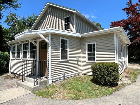 Single Family Residence in Hyde Park NY 104 S Quaker Lane 5.jpg