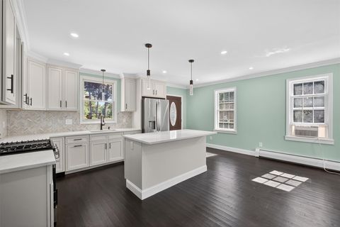 Single Family Residence in Hyde Park NY 104 S Quaker Lane 9.jpg
