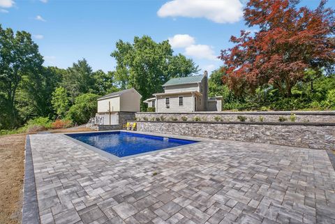 Single Family Residence in Hyde Park NY 104 S Quaker Lane 3.jpg