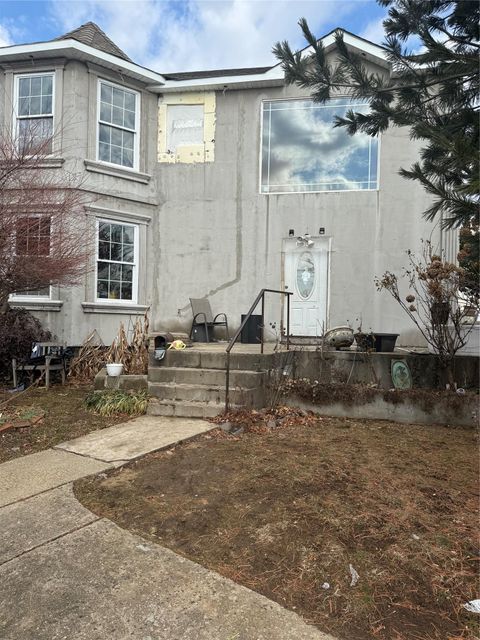 Townhouse in Freeport NY 296 Pine Street.jpg