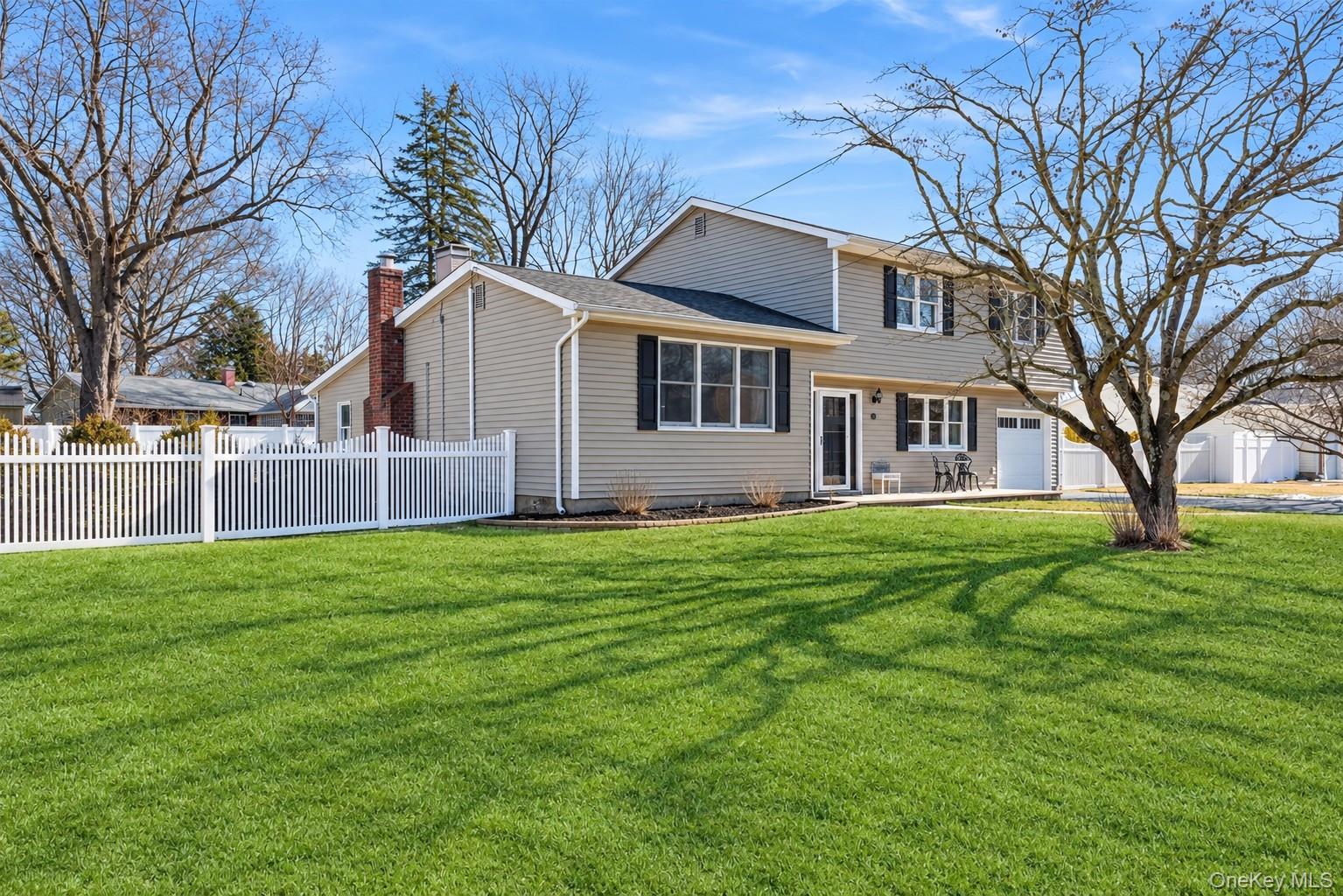 153 Montrose Dr, Port Jefferson Station, NY 11776